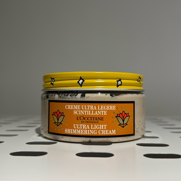 L’Occitane Shea Golden Latte Ultra Light Shimmering Cream - Picture 2 of 2